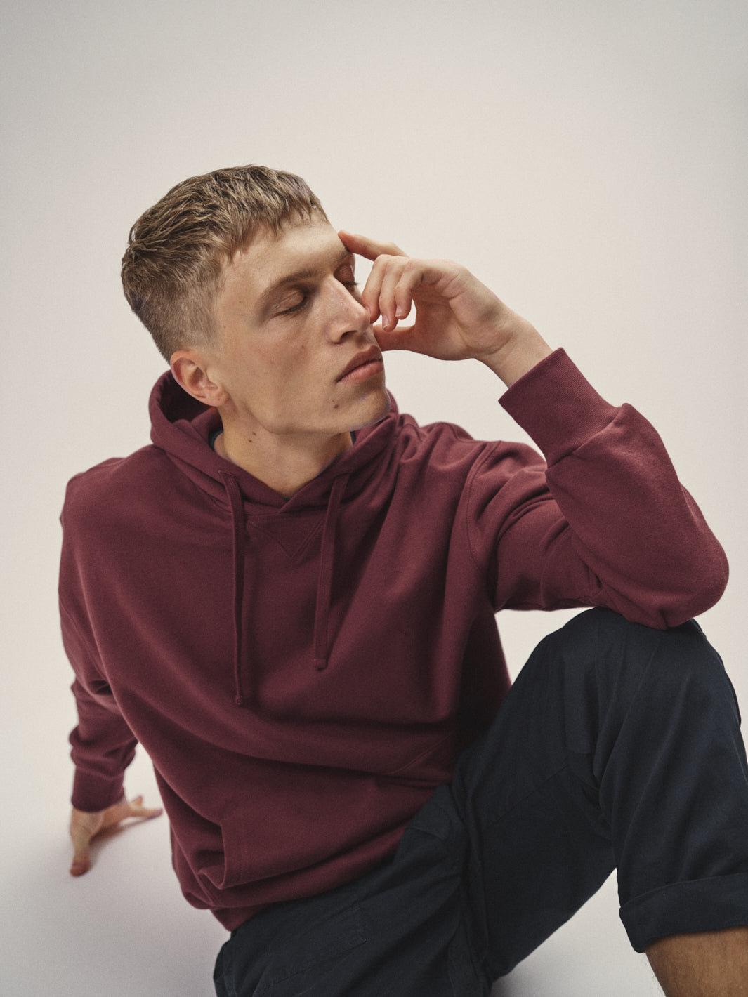 Herren Hoodie Sweatshirt in einem Gebrannten-Rot aus weicher Bio-Baumwolle - fair in Portugal produziert von WOTE - Sitzend