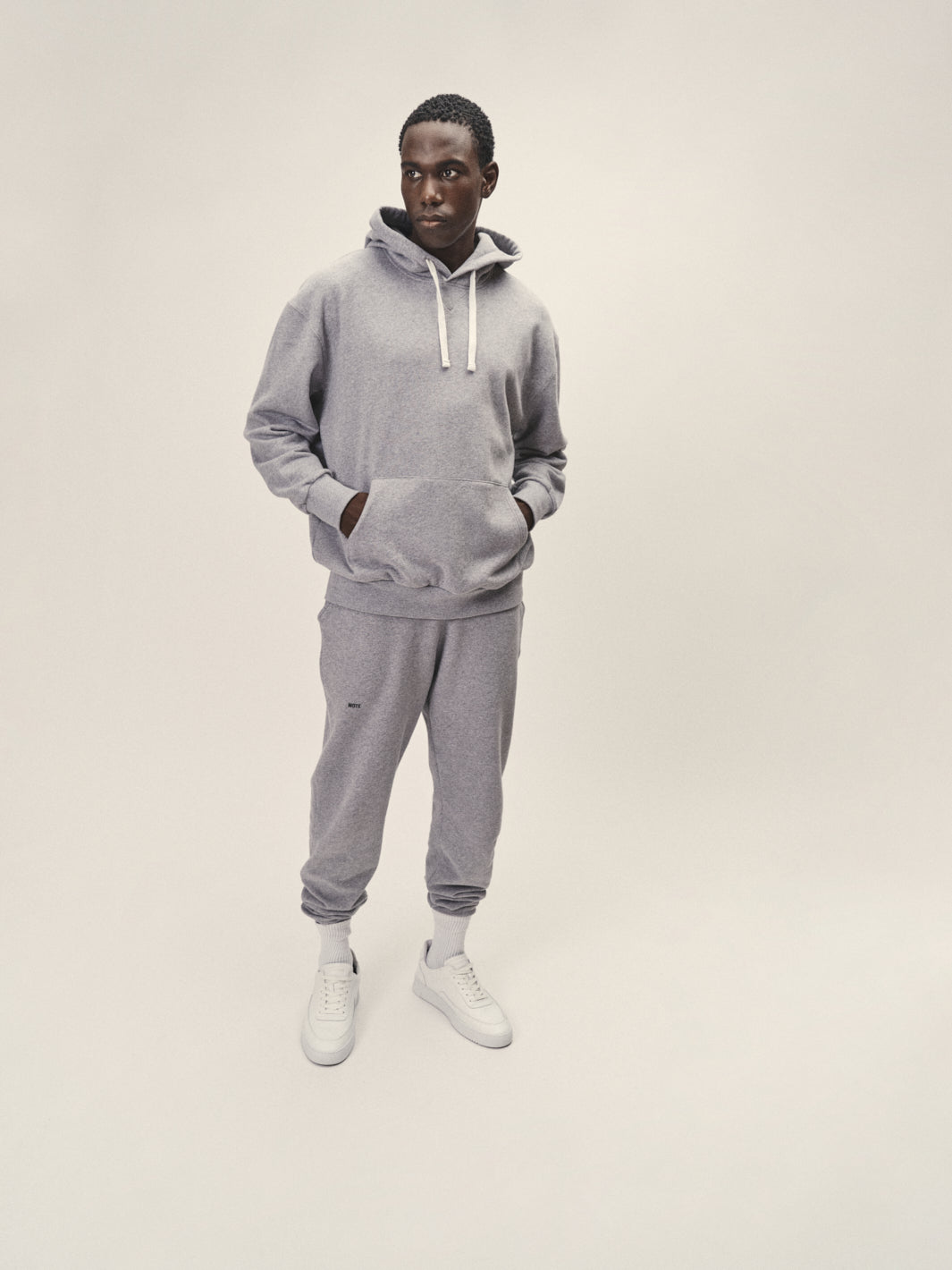 Nachhaltiges Männer Hoodie Sweatshirt in Grau-Melange aus softer Bio Baumwolle - Front- fair produziert in Portugal von WOTE