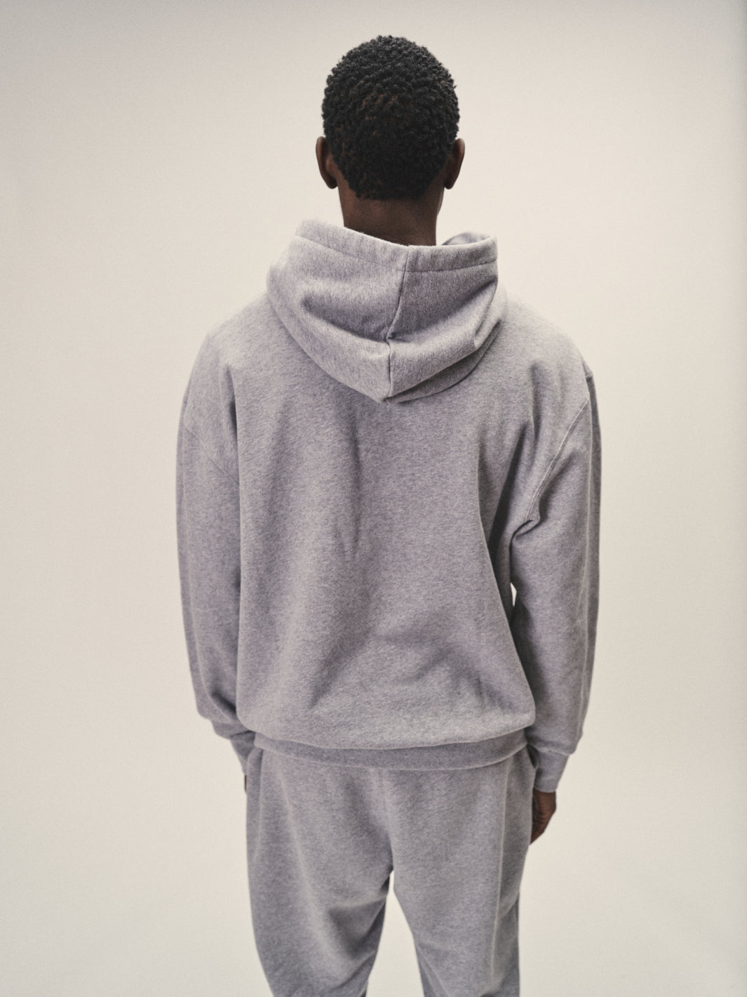 Männer Hoodie Sweatshirt in Grau-Melange aus weicher Bio-Baumwolle hochwertig in Portugal produziert - Rückenansicht - WOTE