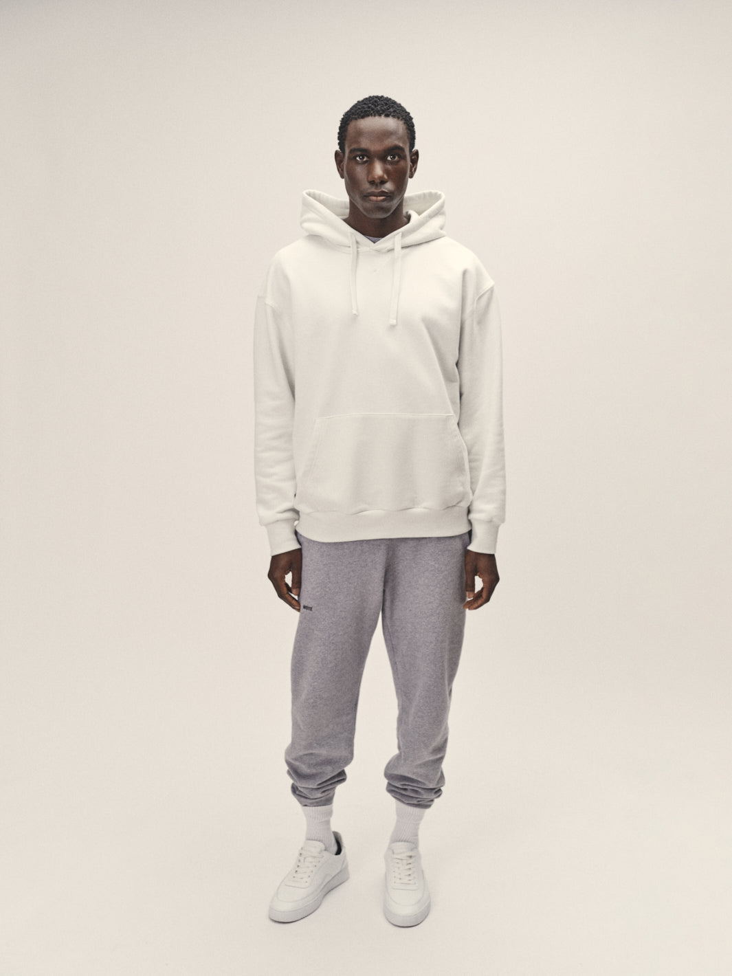 Männer Kapuzen Sweatshirt in Off-White aus hochwertiger Bio-Baumwolle in Portugal gefertigt von WOTE - Frontansicht