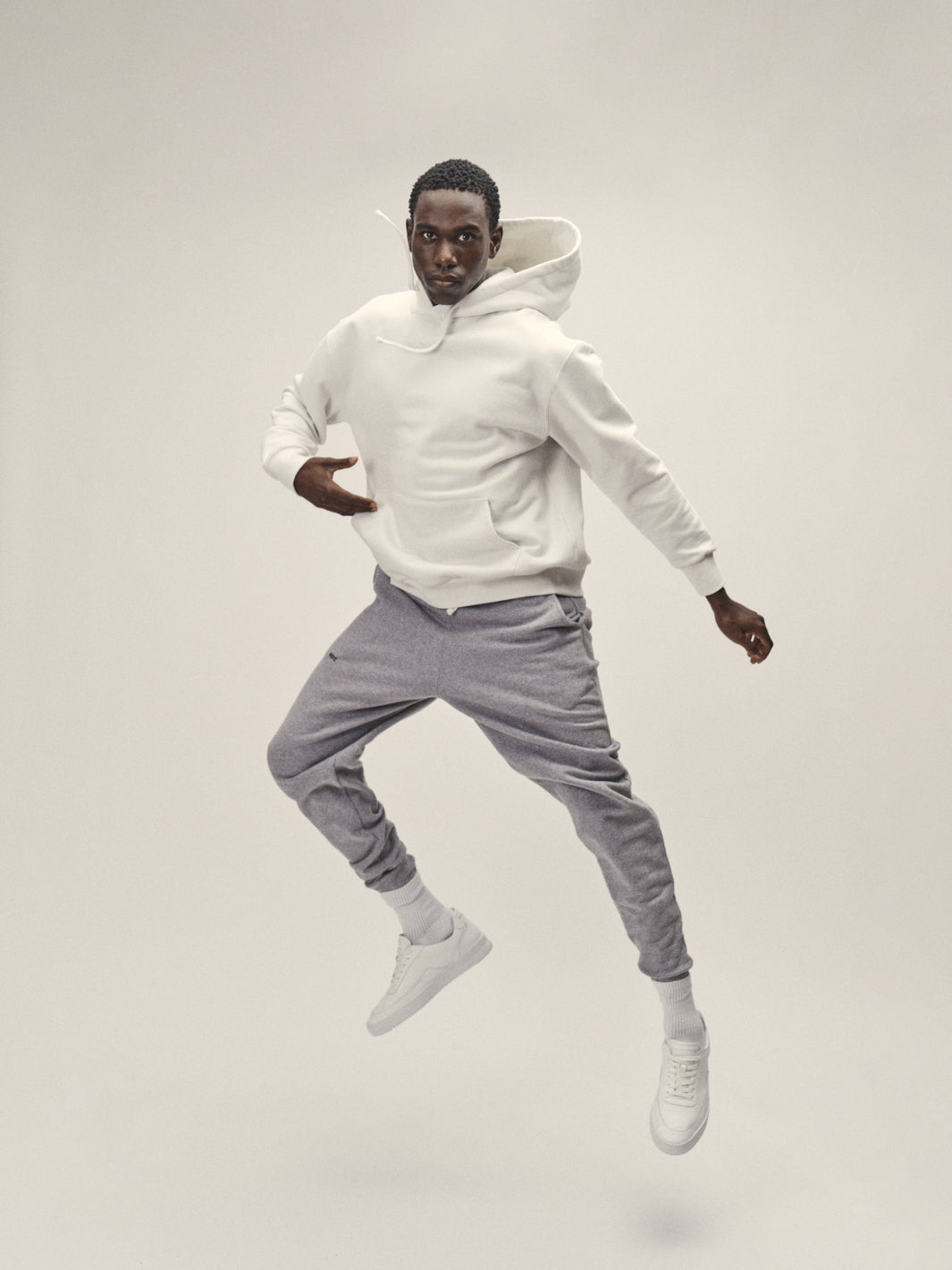 Herren Hoodie Sweatshirt in Off-White aus weicher Bio-Baumwolle - fair in Portugal gefertigt - Front Model springend