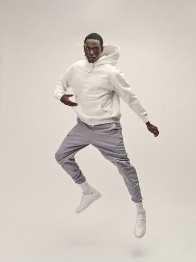 Herren Hoodie Sweatshirt in Off-White aus weicher Bio-Baumwolle - fair in Portugal gefertigt - Front Model springend