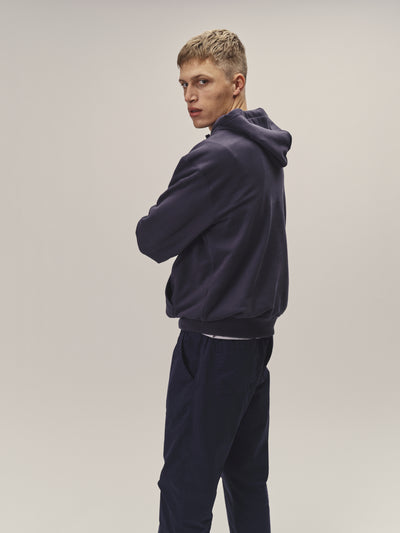 Herren Hoody Sweatshirt in Dunkelblau aus weicher Bio-Baumwolle - Fair produziert in Portugal von WOTE - Seitenansicht