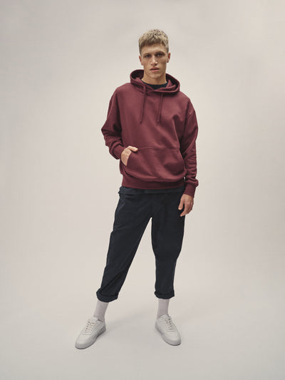 Herren Hoody Sweatshirt in einem Gebrannten Rot aus weicher Bio-Baumwolle - fair in Portugal produziert von WOTE - Frontansicht