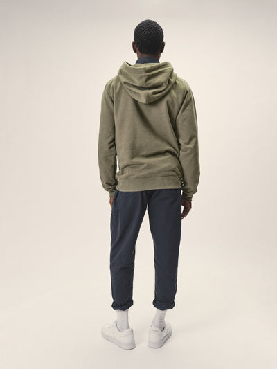 Herren Hoody Sweatshirt in Olive aus hochwertiger Bio-Baumwolle - fair in Portugal produziert von WOTE - Rückenansicht