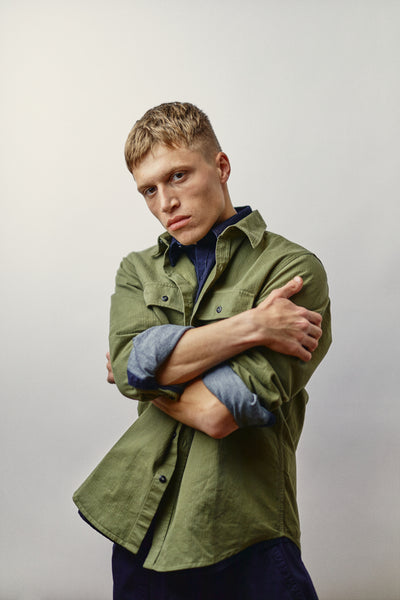 Herren Military Shirt in Olive aus Bio-Baumwolle von WOTE - Anschnitt Ansicht, made in Portugal