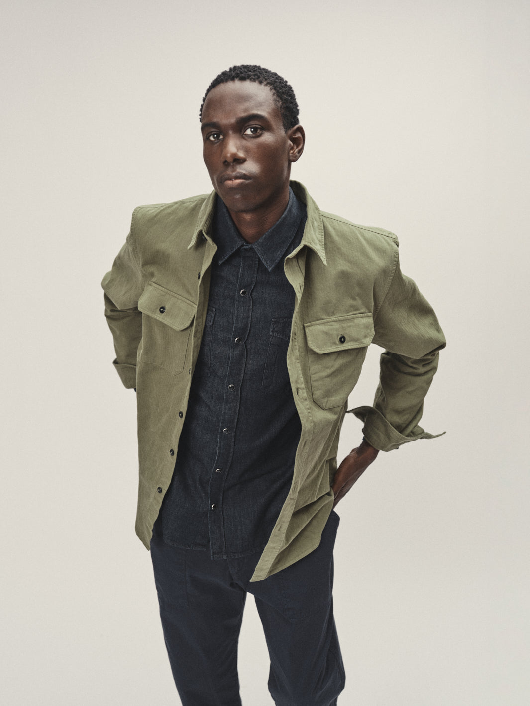 Hochwertiges Herren Military Shirt in Olive aus Bio-Baumwolle - Detailansicht von WOTE, made in Portugal