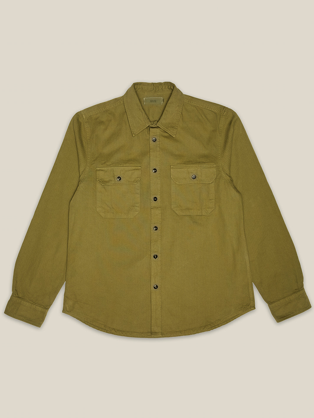 Nachhaltiges Herren Military Shirt in Olive aus Bio-Baumwolle - Freigestelltes Bild von WOTE, made in Portugal
