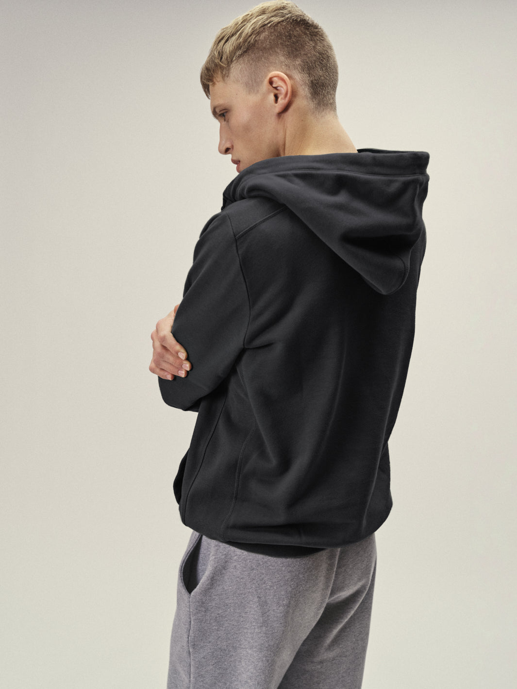 Herren Outdoor Sweatshirt mit Hoodie und Reißverschluss in Anthrazit aus Bio-Baumwolle - made in Portugal, Rückenansicht