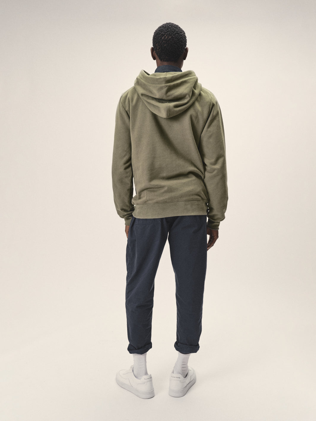 Herren Outdoor Sweatshirt mit Kapuze und Reißverschluss in Olive aus Bio-Baumwolle von WOTE - made in Portugal, Rückenansicht