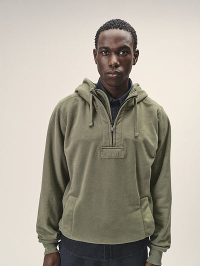 Herren Outdoor Sweatshirt mit Kapuze und Reißverschluss in Olive aus Bio-Baumwolle von WOTE - hochwertig in Portugal gefertigt, Anschnitt Bild Front