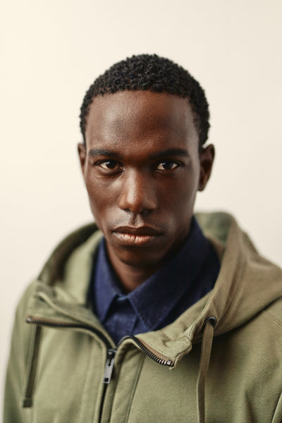 Herren Outdoor Sweatshirt mit Kapuze und Reißverschluss in Olive aus Bio-Baumwolle von WOTE - fair und nachhaltig produziert in Portugal, Detail Bild Kragen