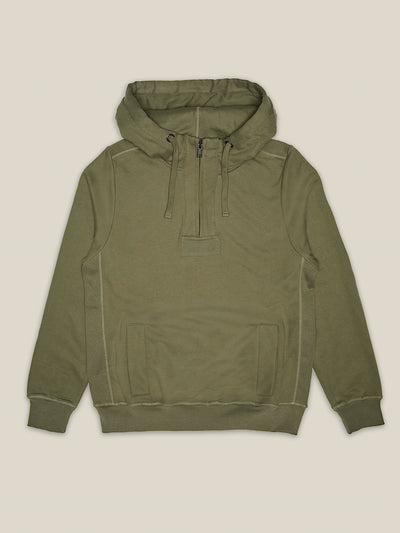 Herren Outdoor Sweatshirt mit Hoodie und Reißverschluss in Olive aus Bio-Baumwolle von WOTE - made in Portugal, Freigestelltes Bild