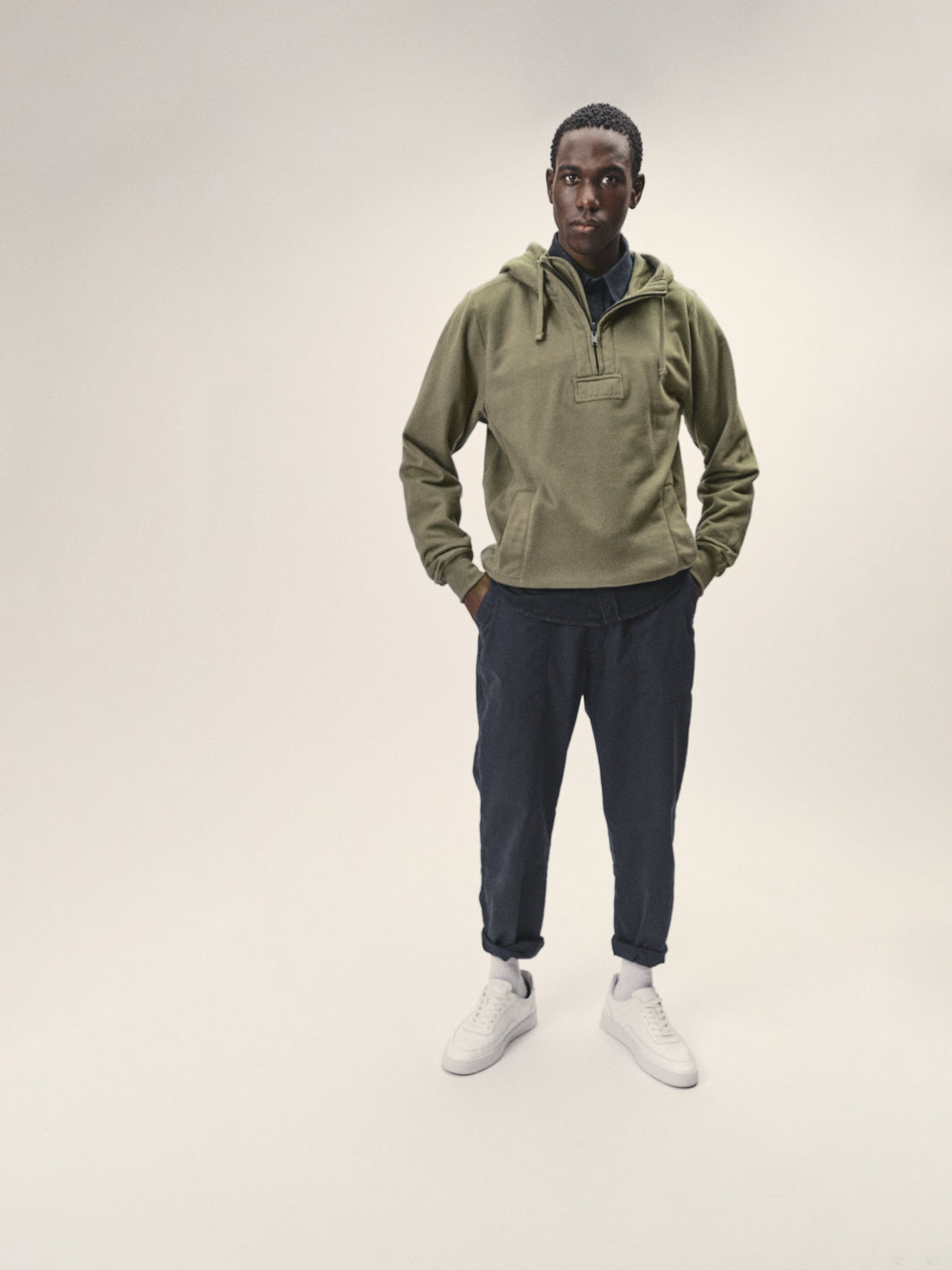 Herren Outdoor Sweatshirt mit Hoodie und Reißverschluss in Olive aus Bio-Baumwolle von WOTE - made in Portugal, Frontansicht