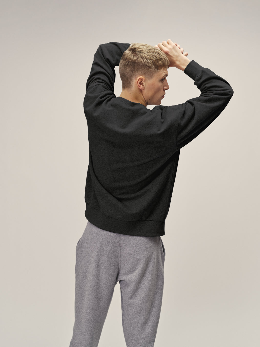 Herren Rundhals Sweatshirt in Anthrazit aus Bio-Baumwolle von WOTE - Rückansicht, made in Portugal