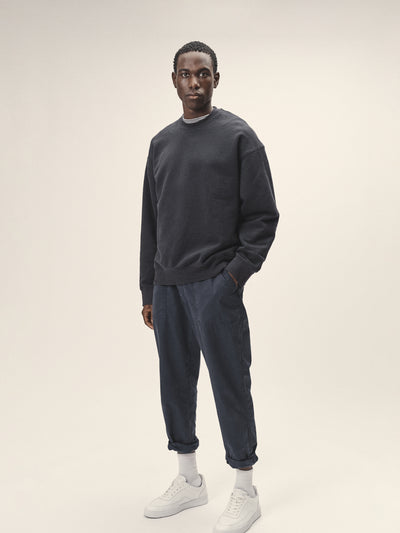 Herren Rundhals Sweatshirt in Dunkelblau aus Bio-Baumwolle von WOTE - Frontansicht, hergestellt in Portugal
