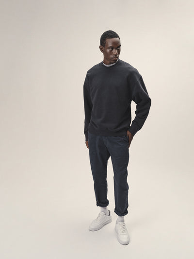 Herren Oversized Rundhals Sweatshirt in Dunkelblau aus Bio-Baumwolle - Seitenansicht von WOTE, made in Portugal