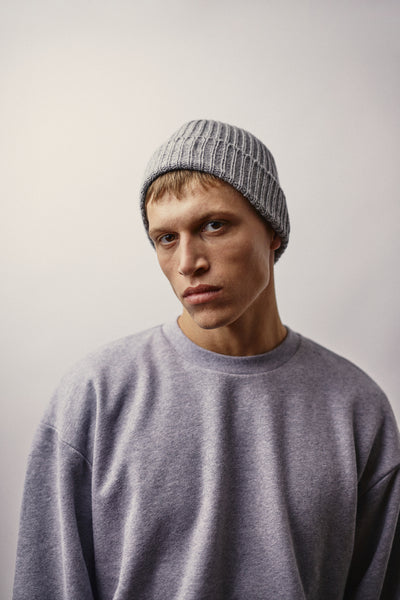 Herren Rundhals Sweatshirt in Grau Melange aus Bio-Baumwolle von WOTE - Detailansicht, hergestellt in Portugal