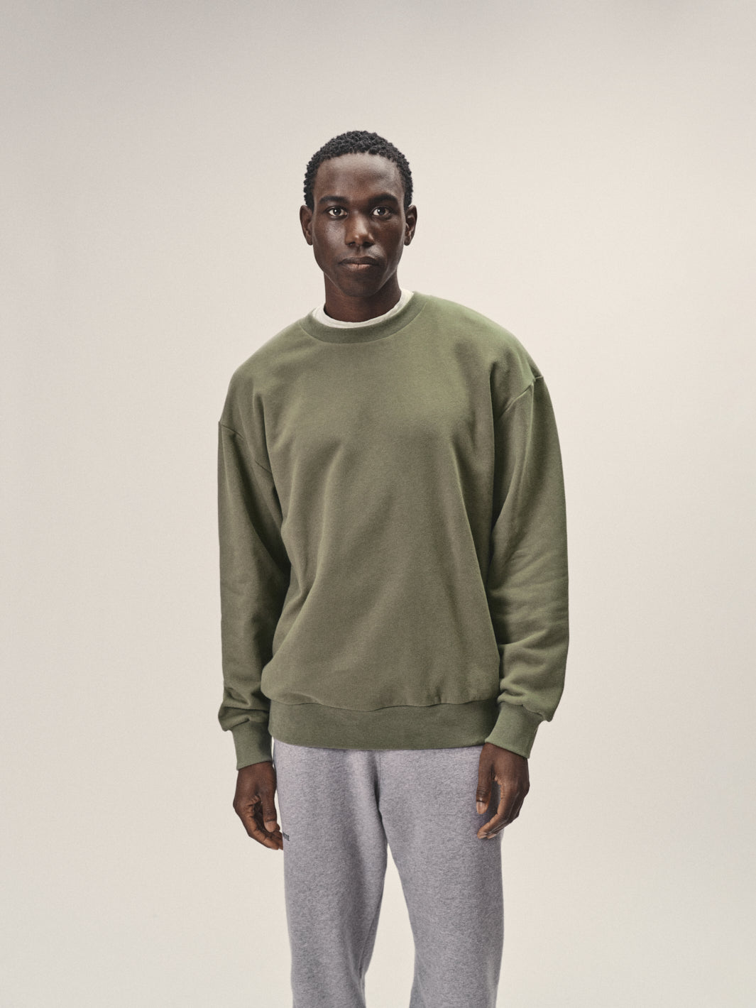 Herren Rundhals Sweatshirt in Olive aus Bio-Baumwolle von WOTE - Frontansicht, in Portugal hergestellt