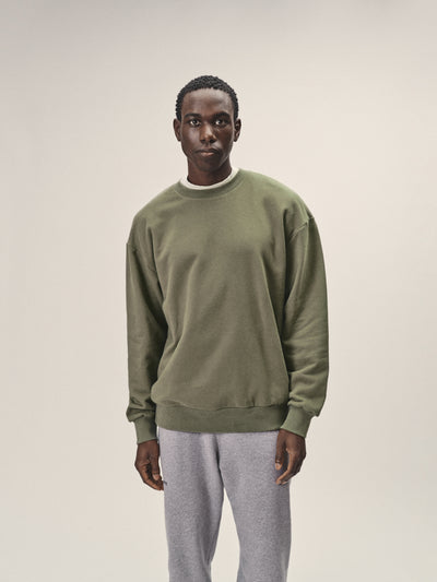 Herren Rundhals Sweatshirt in Olive aus Bio-Baumwolle von WOTE - Frontansicht, in Portugal hergestellt