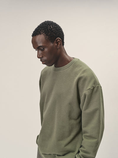 Herren Rundhals Sweatshirt in Olive aus Bio-Baumwolle von WOTE - Seitenansicht, made in Portugal
