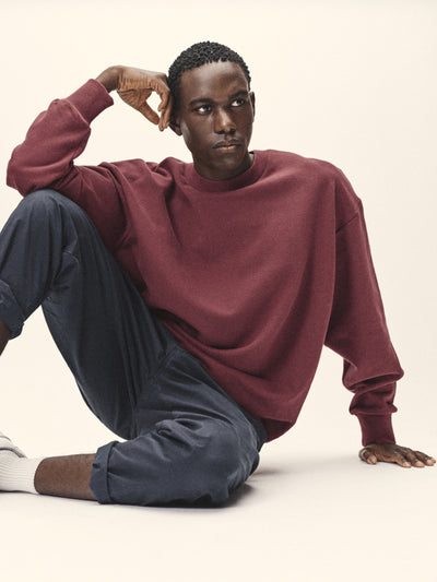Herren Rundhals Sweatshirt in rot aus weicher Bio-Baumwolle von WOTE - produziert in Portugal, Model sitzend