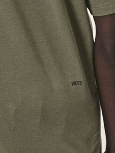 Hochwertiges Herren T-Shirt in Olive aus Bio-Baumwolle von WOTE - hochwertig und fair in Portugal produziert, Detailansicht Log-Print