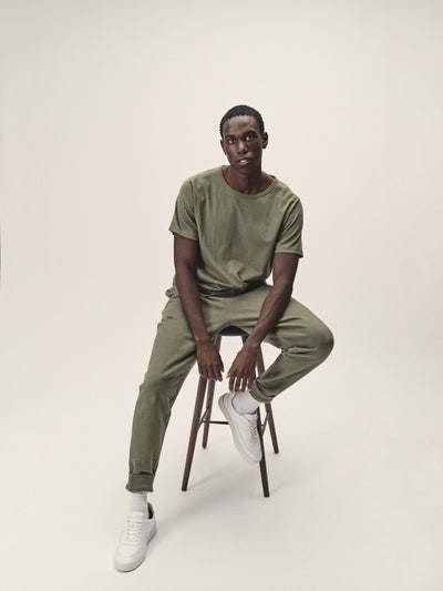 Herren Rundhals T-Shirt, Regular Fit in Olive aus Bio-Baumwolle von WOTE - made in Portugal, Frontansicht
