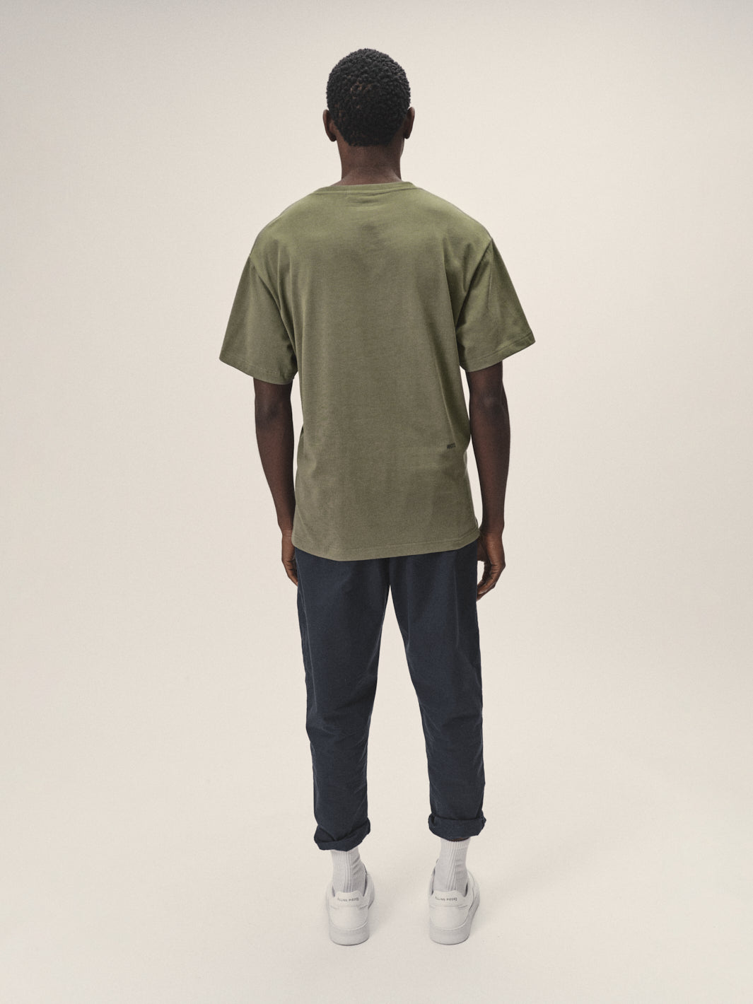 Herren T-Shirt, Rundhalsausschnitt Regular Fit in Olive aus Bio-Baumwolle von WOTE - made in Portugal, Rückenansicht