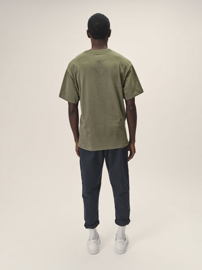 Herren T-Shirt, Rundhalsausschnitt Regular Fit in Olive aus Bio-Baumwolle von WOTE - made in Portugal, Rückenansicht