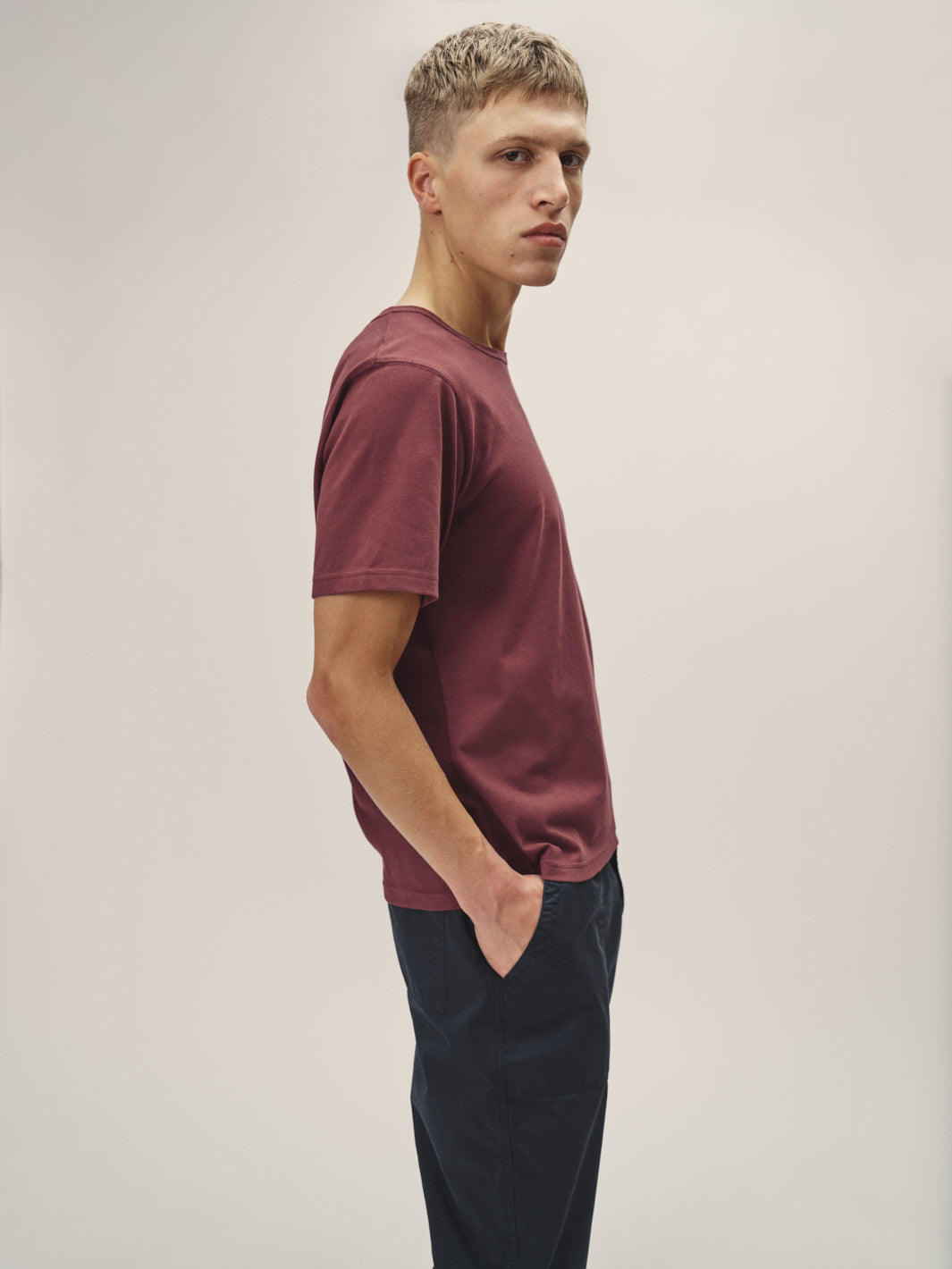 Herren T-Shirt Rundhalsausschnitt in Rot aus Bio-Baumwolle in Portugal hergestellt von WOTE - Seitenansicht rechts