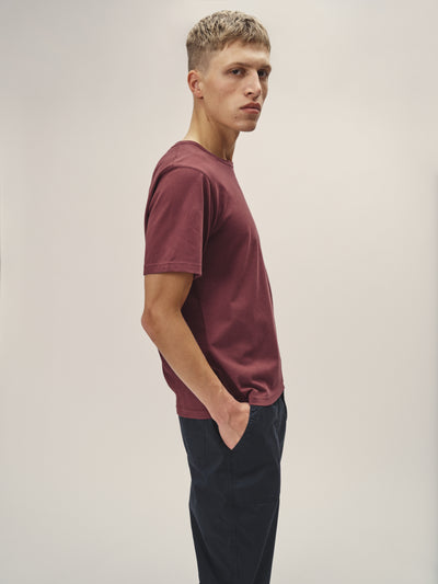 Herren T-Shirt Rundhalsausschnitt in Rot aus Bio-Baumwolle in Portugal hergestellt von WOTE - Seitenansicht rechts