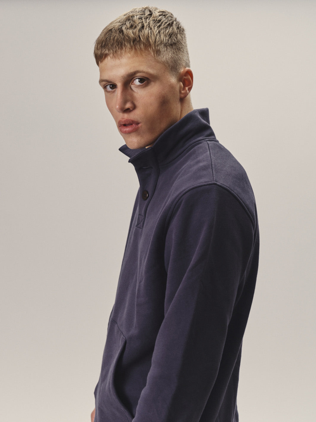 Herren Stehkragen Sweatshirt, geknöpft in Dunkelblau aus Bio-Baumwolle von WOTE - made in Portugal, linke Seitenansicht