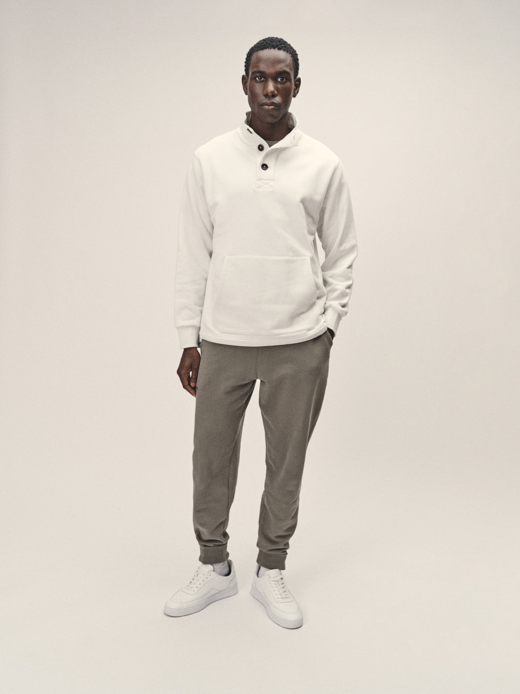 Herren Stehkragen Sweatshirt mit Knöpfen in Off-White aus Bio-Baumwolle von WOTE - fair und nachhaltig in Portugal produziert, Frontansicht
