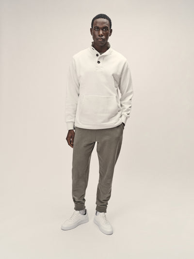 Herren Stehkragen Sweatshirt mit Knöpfen in Off-White aus Bio-Baumwolle von WOTE - fair und nachhaltig in Portugal produziert, Frontansicht