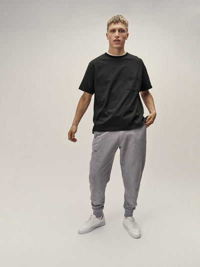 Herren Sweatpants in Grau-Melange aus Bio-Baumwolle von WOTE - fair und nachhaltig in Portugal produziert, Detail Bild Logo