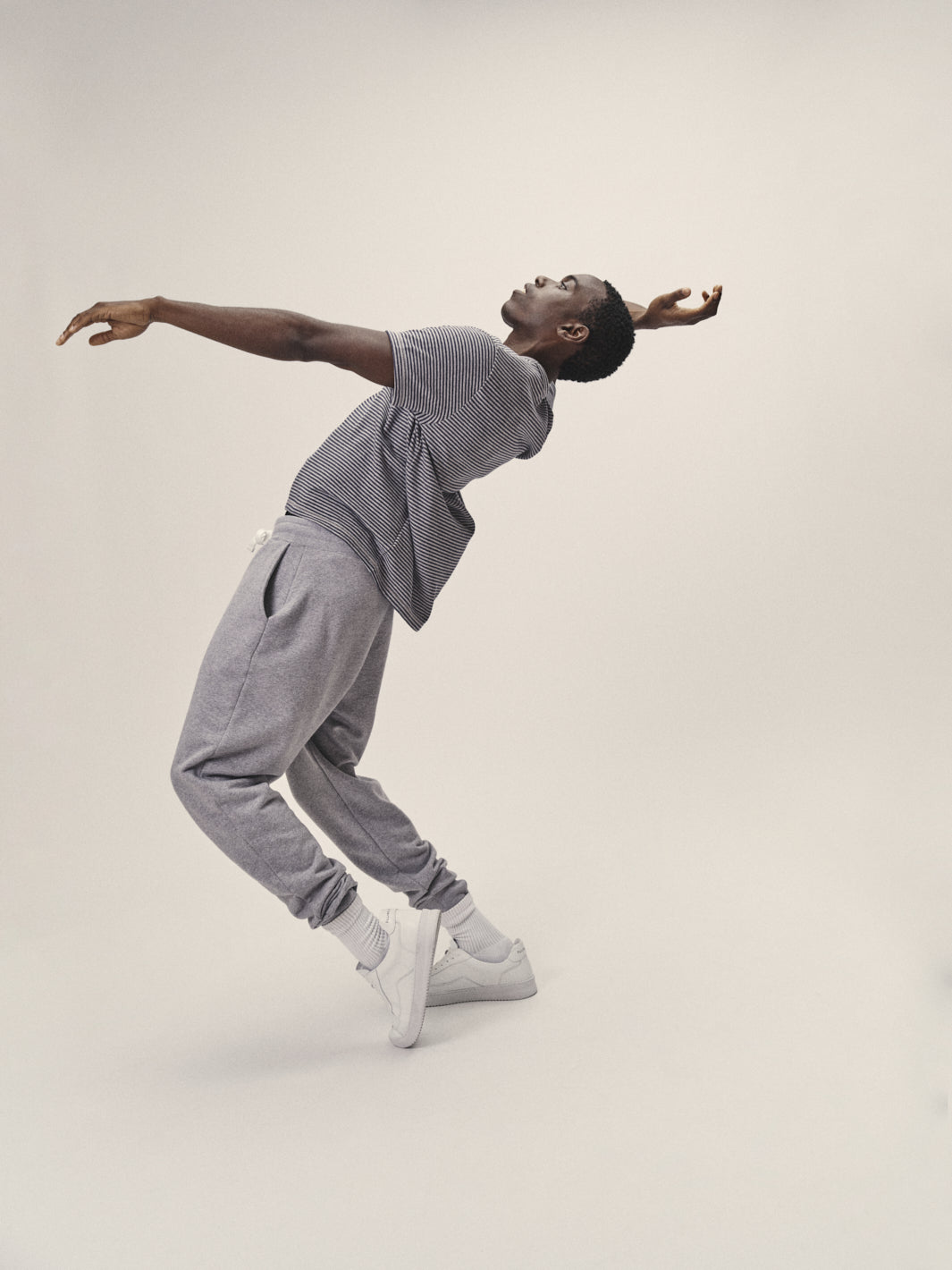 Lässige Herren Sweatpants in Grau-Melange aus Bio-Baumwolle von WOTE - made in Portugal, Model mit movement