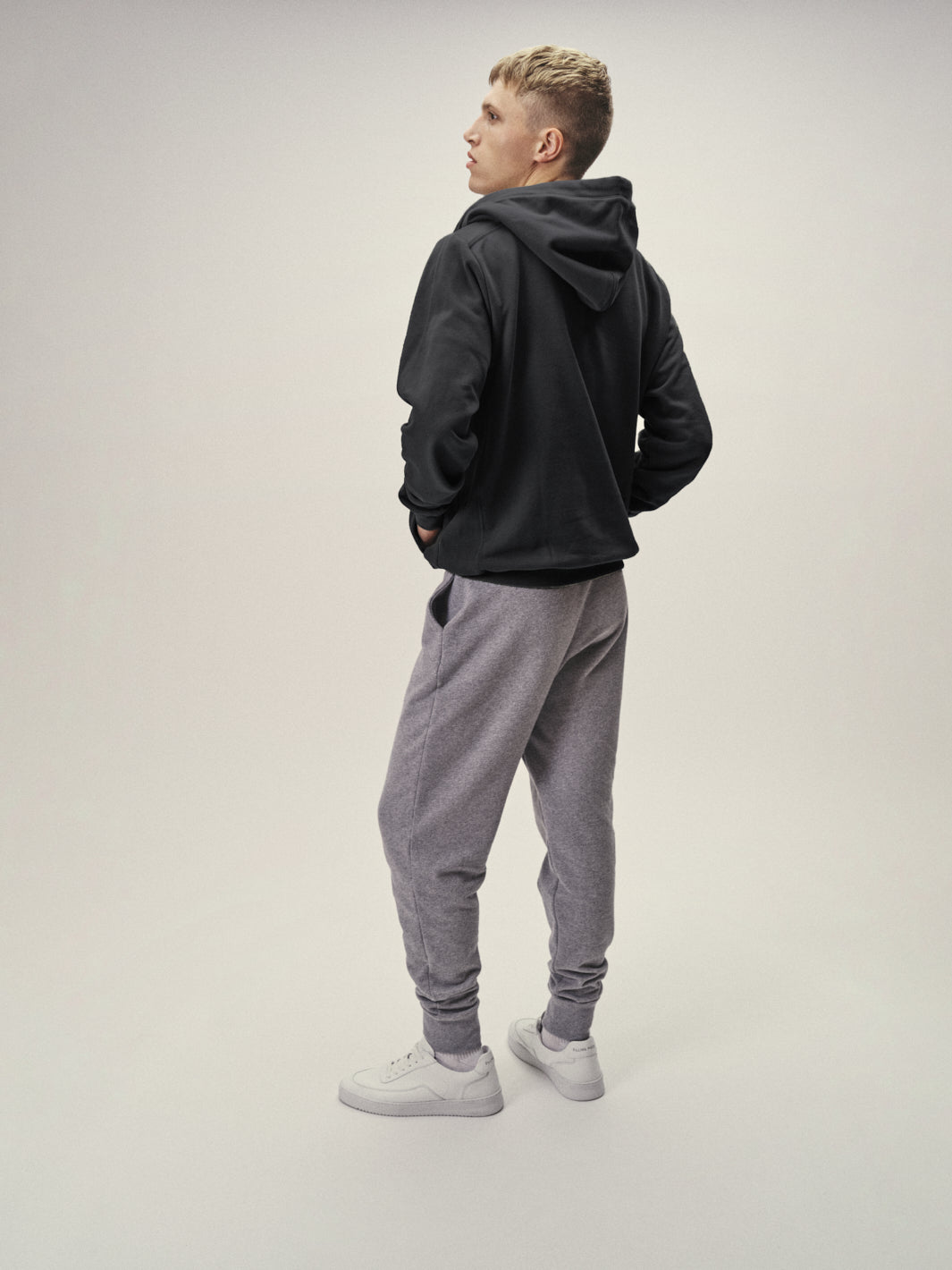Herren Sweatpants in Grau-Melange aus Bio-Baumwolle von WOTE - made in Portugal, Rückenansicht