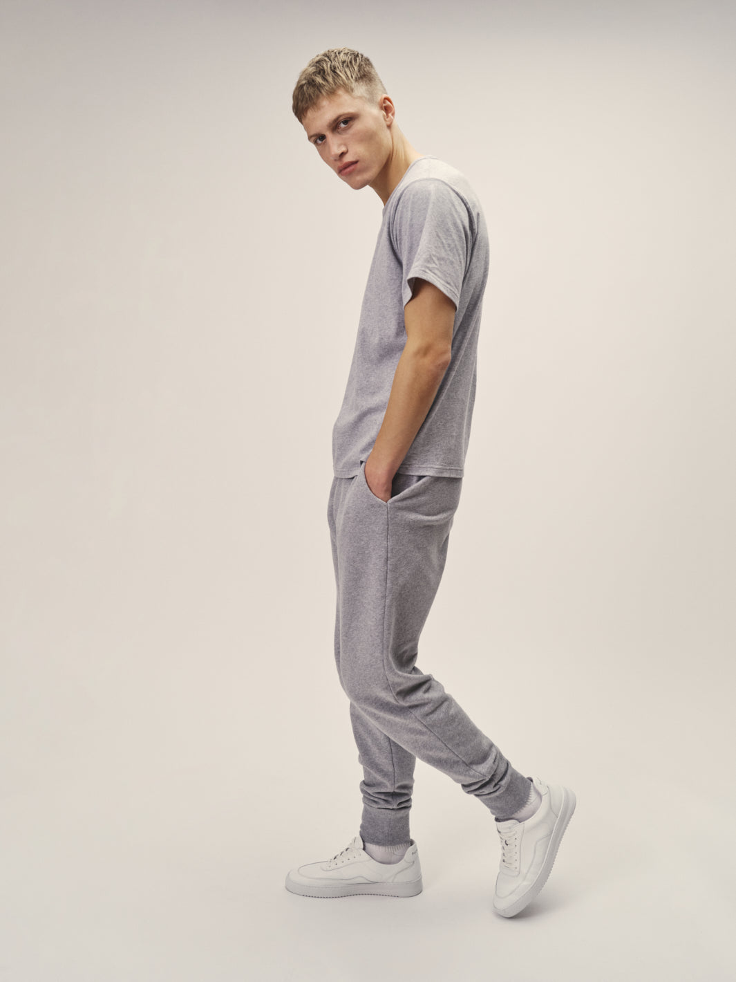 Lässige Sweatpants in Grau-Melange aus reiner Bio-Baumwolle von WOTE - fair und nachhaltig in Portugal produziert, linke Seitenansicht
