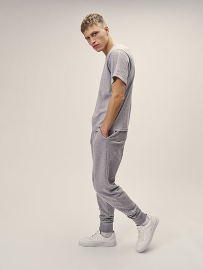 Lässige Sweatpants in Grau-Melange aus reiner Bio-Baumwolle von WOTE - fair und nachhaltig in Portugal produziert, linke Seitenansicht