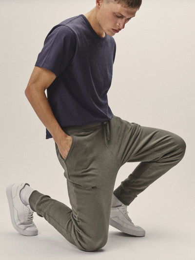 Herren Sweatpants in Olive aus Bio-Baumwolle von WOTE - in Portugal hergestellt, rechte Seitenansicht Anschnitt