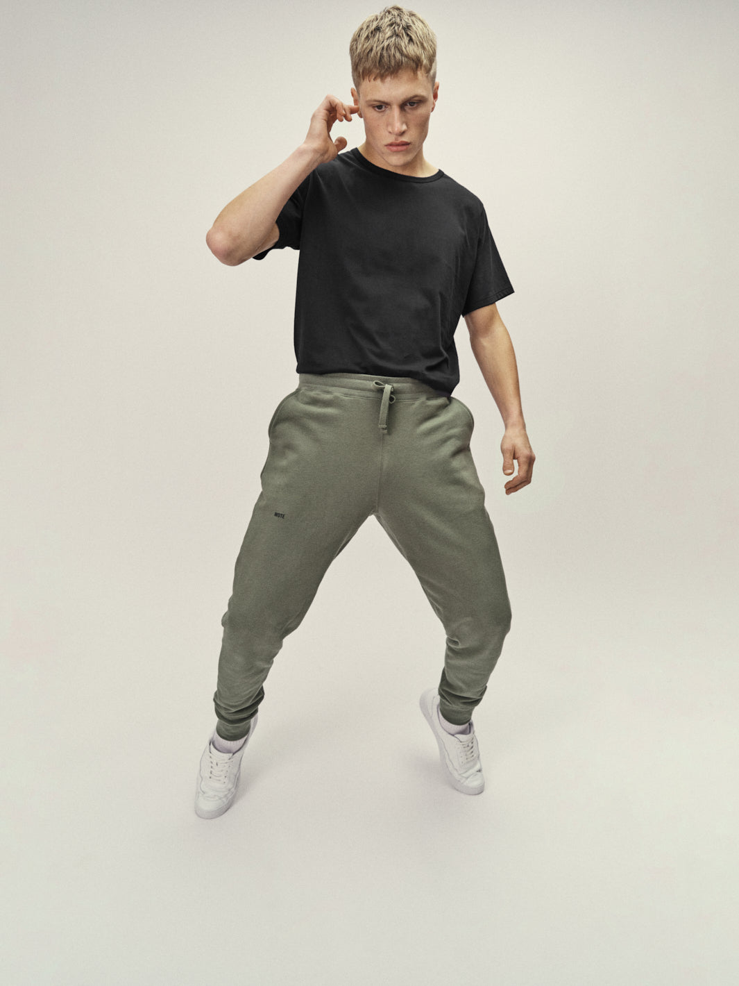 Bequeme Herren Sweat Hose in Olive aus Bio-Baumwolle von WOTE - made in Portugal, Detailbild Logo