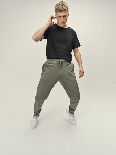 Bequeme Herren Sweat Hose in Olive aus Bio-Baumwolle von WOTE - made in Portugal, Detailbild Logo