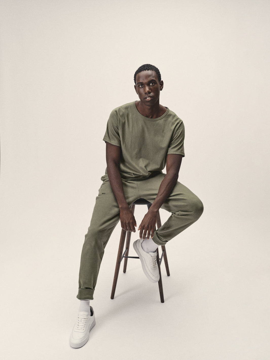 Herren Sweatpants in Olive aus Bio-Baumwolle von WOTE - fair und nachhaltig in Portugal produziert, Frontansicht