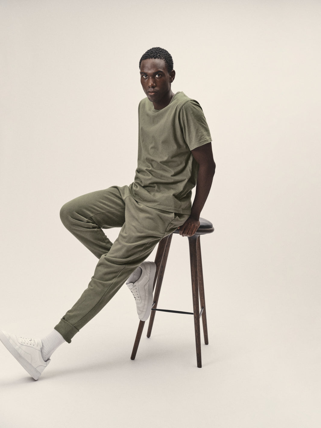 Herren Sweatpants in Olive aus Bio-Baumwolle von WOTE - made in Portugal, linke Seitenansicht
