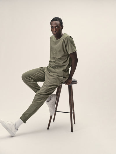Herren Sweatpants in Olive aus Bio-Baumwolle von WOTE - made in Portugal, linke Seitenansicht