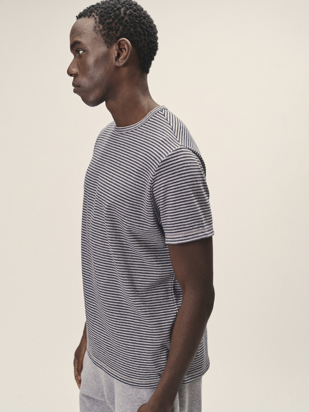 Gestreiftes Herren T-Shirt in Anthrazit - Grau Melange von WOTE - fair produziert in Portugal, linke Seitenansicht