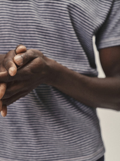 Hochwertige gestreiftes Herren T-Shirt in Dunkelblau - Grau Melange von WOTE - fair und nachhaltig in Portugal produziert,  Detailbild Streifen
