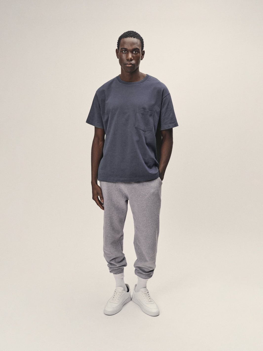 Herren T-Shirt Oversized Fit mit einer Brusttasche in Dunkelblau aus Bio-Baumwolle von WOTE - hochwertig produziert in Portugal, Frontansicht