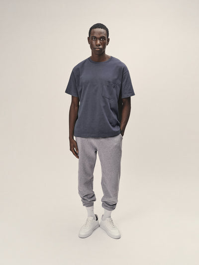 Herren T-Shirt Oversized Fit mit einer Brusttasche in Dunkelblau aus Bio-Baumwolle von WOTE - hochwertig produziert in Portugal, Frontansicht